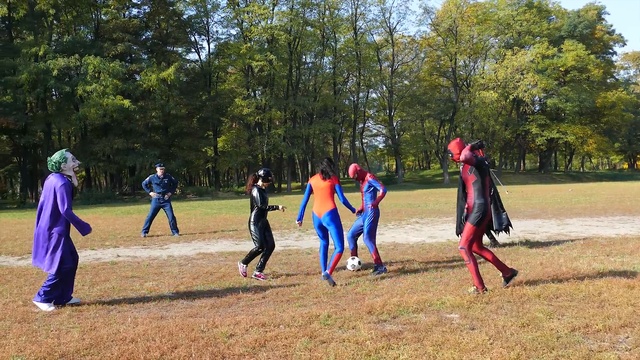 Спайдермену серьезно досталось от Джокера. сможет ли он достойно ответить? супер поединок!!!