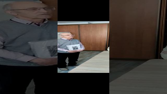 Сеньорам подарили книгу  фотохудожника