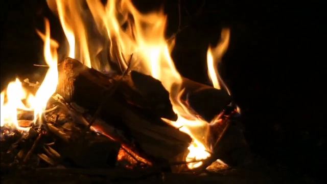 Камин пламя и треск дров в печи