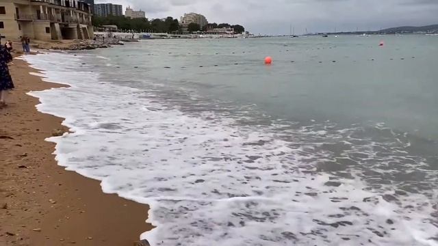 Геленджик, конец сентября, люди купаются
