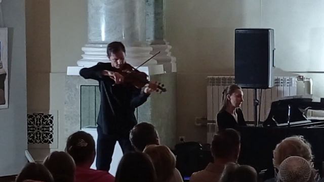 Виталий Мальков (скрипка) и Мария Провоторова (фортепиано).