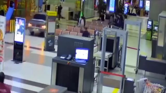 GTA 5 Fugitive Breaks Into Airport!
