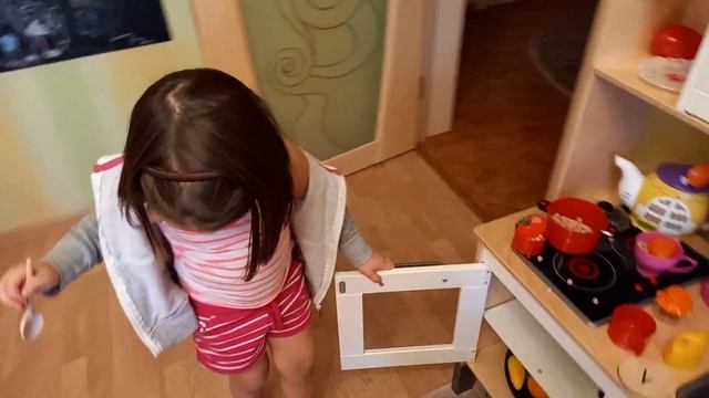 София варит гороховый  суп:)