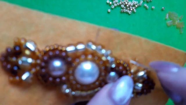 Украшения ручной работы из бисера и бусин (заколка для волос) № 4.