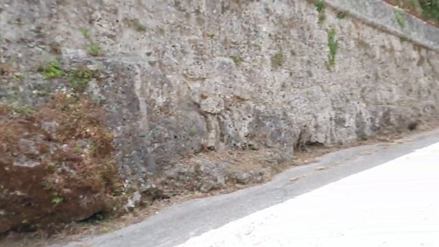 Циклопические стены-месиво из всего, слои стен идеальные! Река-канал с круговоротами  Квадратныедыр