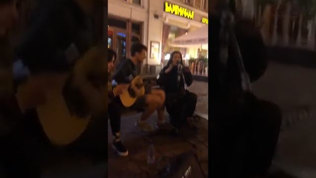 Певица Ёлка спела на Арбате в Москве, песню 