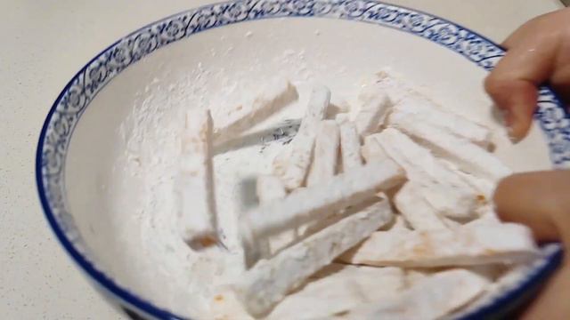 南瓜这样做太好吃了，咸香脆甜越嚼越香。简单好吃的咸蛋黄焗南瓜，咸鸭蛋南瓜条，比炸薯条还好吃。南瓜条怎么切？怎么炸才酥脆？Crispy，salted Egg Coated Squash Fries