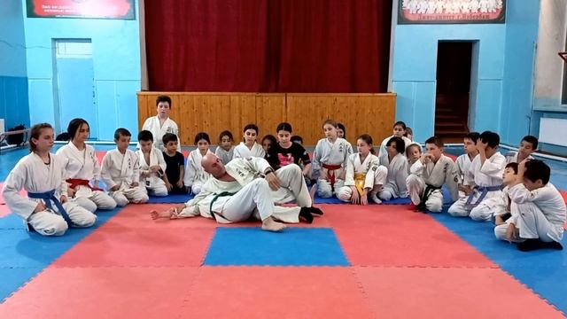 Коши-макикоми и обратный рычаг колена ногами с рычагом локтя