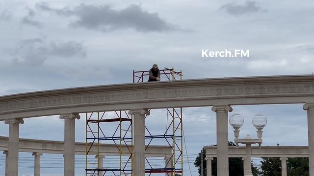 Часть новой колоннады на ул. Ленина в Керчи оградили