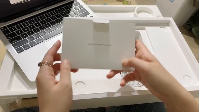 맥북프로 2020 13인치 언박싱 영상 [MacBook Pro 2020] + 윈도우만 쓰다가 생에 첫 맥북구매와 그 이유 (feat. 앱등이)| 전 세대 맥북과 다른점