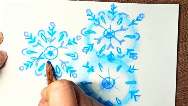 Как просто нарисовать голубые снежинки сухой пастелью и карандашами.
