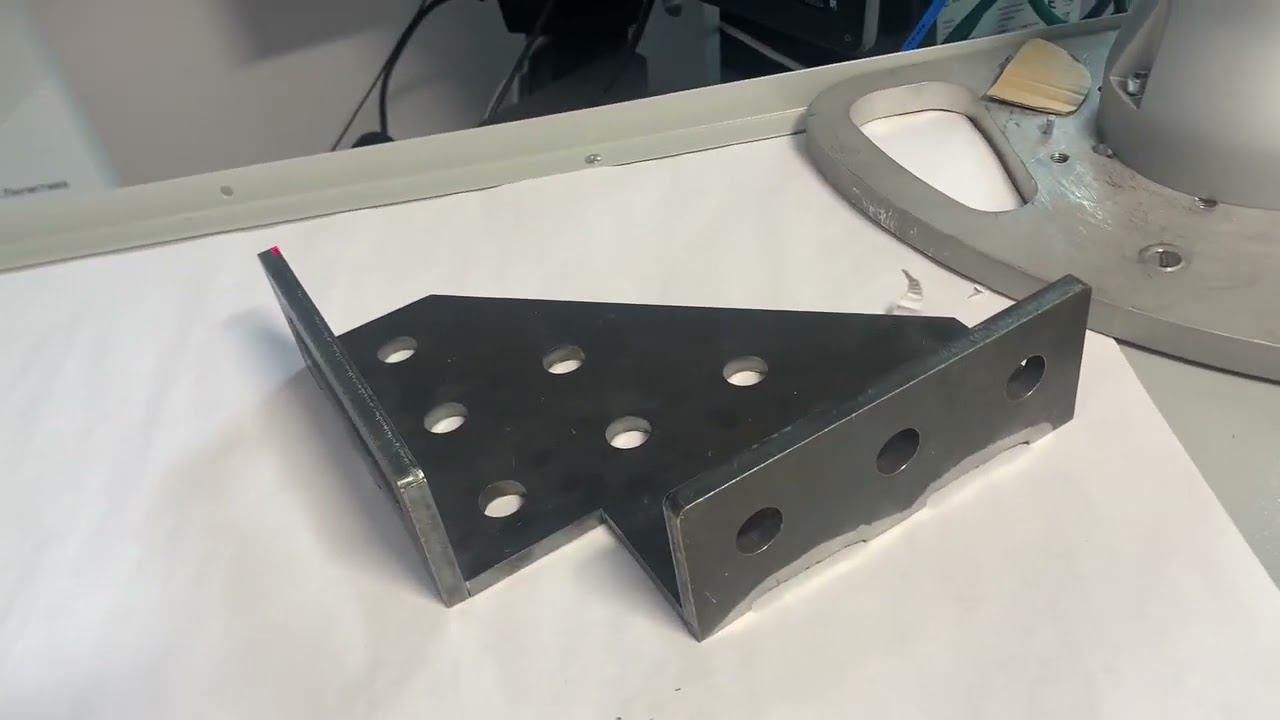 Кобот с камерой технического зрения отслеживают край детали и обрисовывают его лазером.