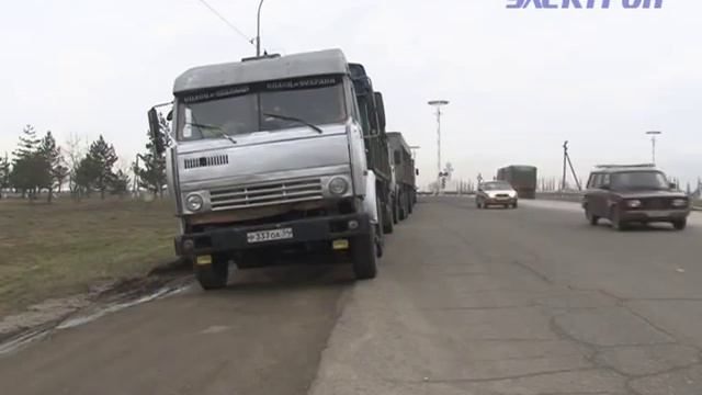 Вот уже около недели водители большегрузов ожидают свою очередь, чтобы оформить документы.