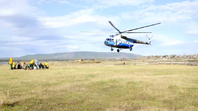 вертолет ми 8 посадка прилетел за пожарными