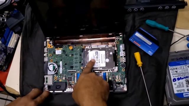 Abrindo O NetBook Asus R103B