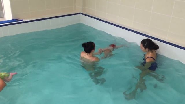 Груднички ныряют сами-Обучение плаванию в бассейне в Минске для детей (Курсы,Секция,занятия)