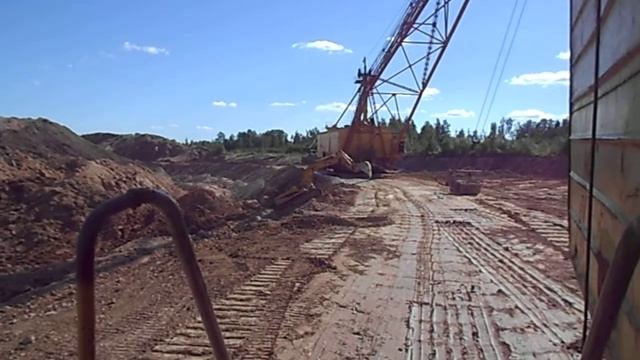 Экскаватор выезжает на забой.