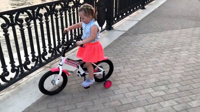 Влог Праздник русских народных флагов гуляем на речке по набережной катаемся на велосипеде