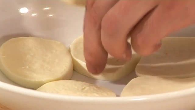 Помидоры черри с базиликом с базиликом и моцареллой