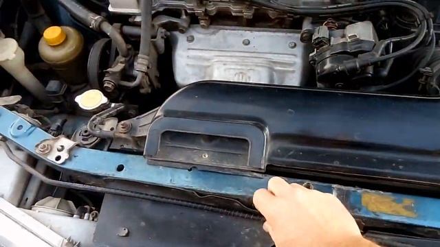 Мазда 626 установка упоров （аммортизаторов）капота.