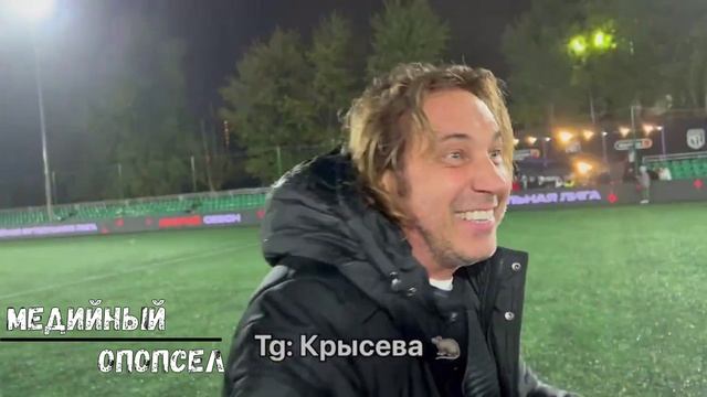 Александра Мостового качают на руках после первой победы в МФЛ