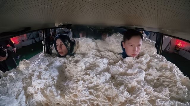 ЗАПЕНИЛ ЧЕЛОВЕКА в САЛОНЕ АВТО МОНТАЖНОЙ ПЕНОЙ! Что Произошло?