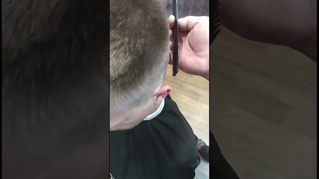 расческа по отношению к голове при стрижке