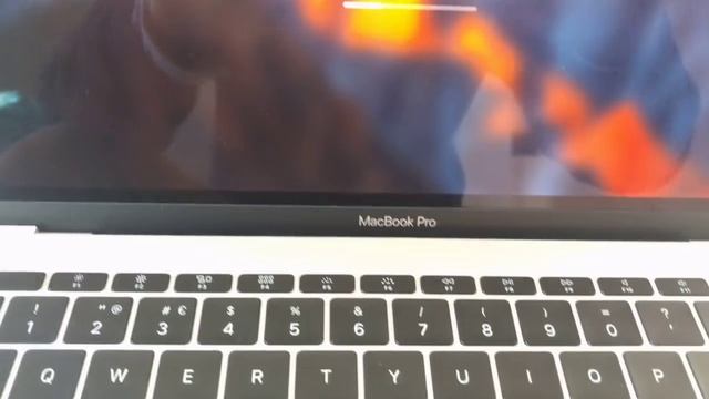 Apple MacBook Pro 13-inch 2016 Non Touch Bar Click / Crack Noise Issue (read Description)