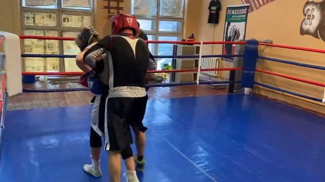 Спортсмены Авангарда стоят в парах с тренерами.