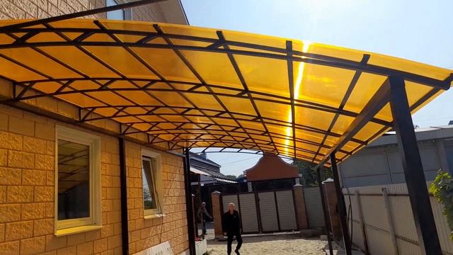 Строительство. Монтаж навеса.