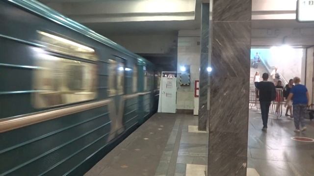Номерной прибывает на станцию Водный Стадион.