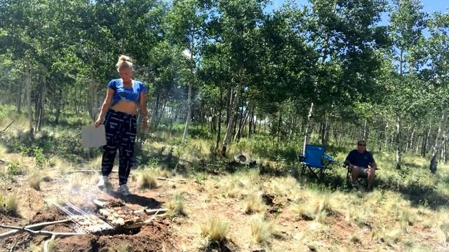 США МЫ ЖИВЕМ В ДОМЕ НА КОЛЕСАХ ШАШЛЫКИ С ПИВОМ ВСЕ КАК В УКРАИНЕ КОМАРЫ, МУХИ И ТУАЛЕТ ПОД КУСТОМ