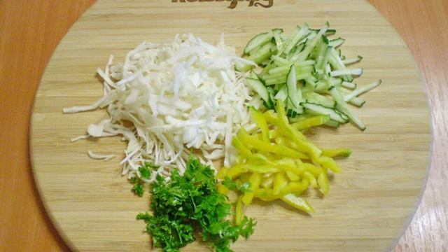 Сыроедческий салат из капусты