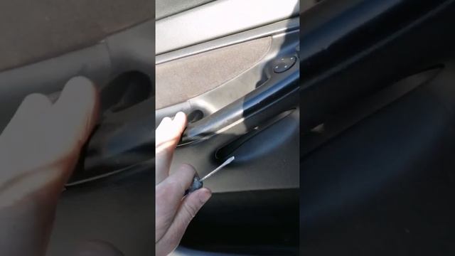 Ремонт дверей: снятие обшивки и замена ручек