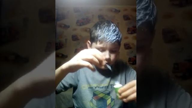 Покрасил волосы в белый цвет замазкой