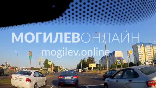 Можно бесконечно смотреть на три вещи... Одна из них — как в Могилеве бесцеремонно ездят на красный