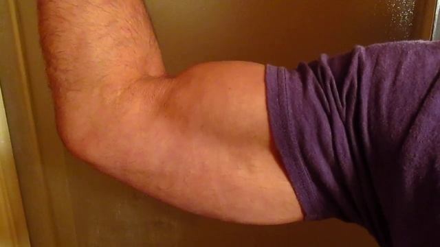 FLEXING BIG BULGING BICEPS