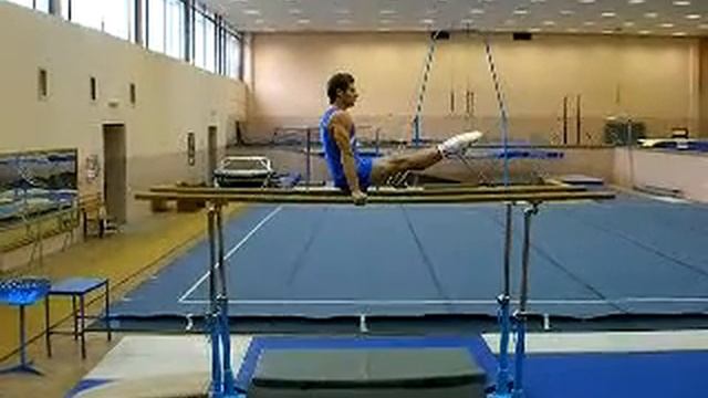 Упражнение на брусьях - юноши