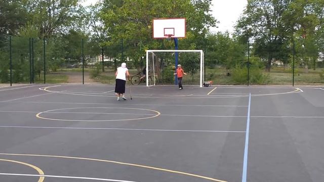 Спортивная бабушка...