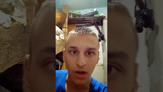 Анекдот : Играет на скрипке.