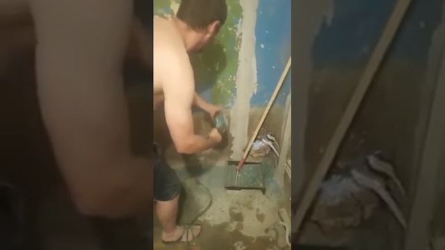 Как снять старую краску со стен