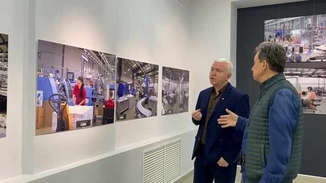 Провессор Владимир Крусс и Николай Погорелов на выстаке 