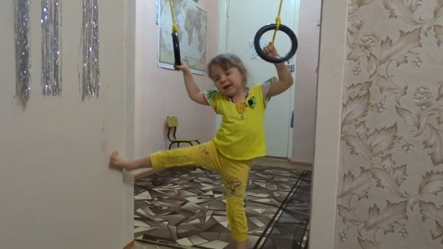 Двух летняя девочка умеет  кувыркаться на кольцах!!!