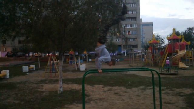 Крутой элемент на брусьях смотреть всем