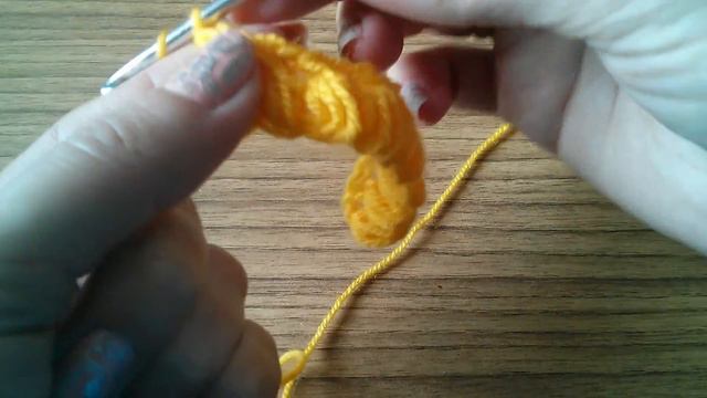 Узор из пышных столбиков крючком.