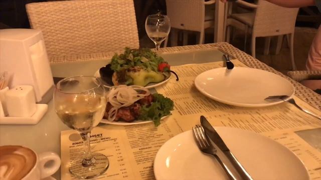 Батуми. Ресторан Sunset. Популярный ресторан на набережной. В этом ресторане был каждый турист