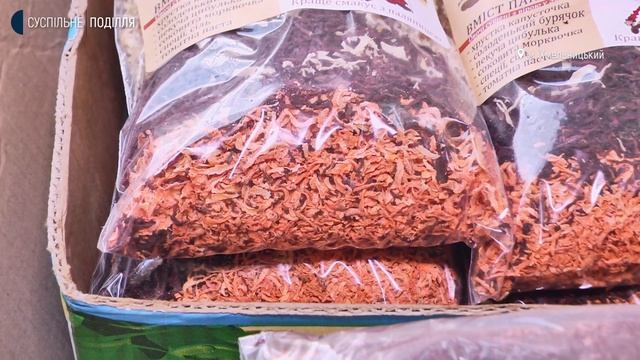 Сто наборів сушених овочів для борщу передали українським військовим волонтери Хмельниччини