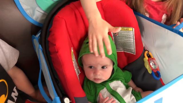 Марк и Лика весело играют с маленьким Эндрю