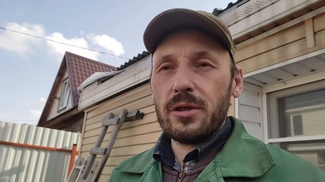 Первые работы в саду у дома. Клубника, ежевика, виноград.