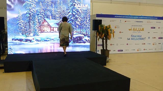 Показ одежды из павловопосадских платков. Коллекция Ярмарка Виктории Колчиной. Выставка Ладья 2023